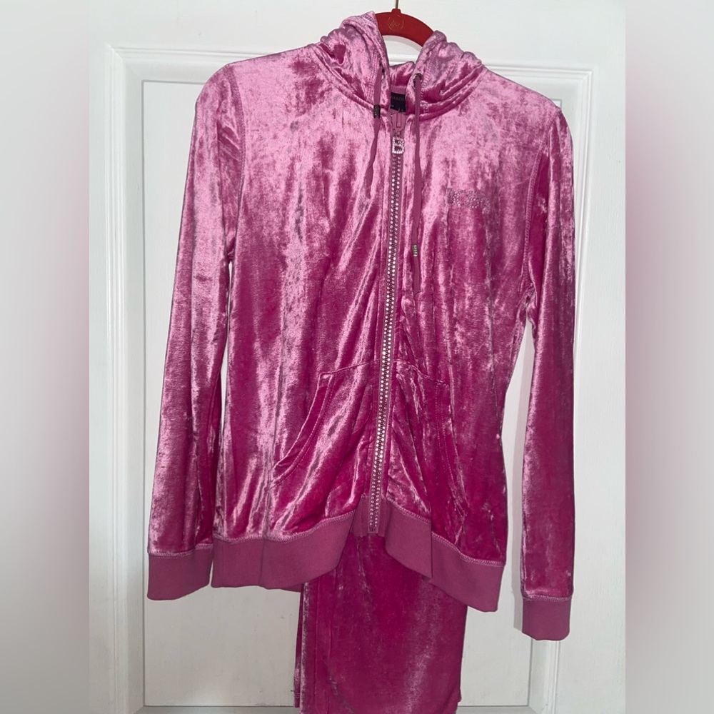 NWT woman track suit sz large, velvet in color Philox pink. Perfect condition.